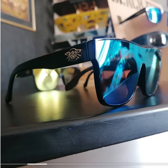 NWT Sunglasses MONO Fly 100% UVA/UVB Protection ?